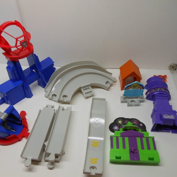 Paw Patrol: The Movie Liberty Total City Rescue Vehicle Playset and 6 Cars - Picture 6 of 15